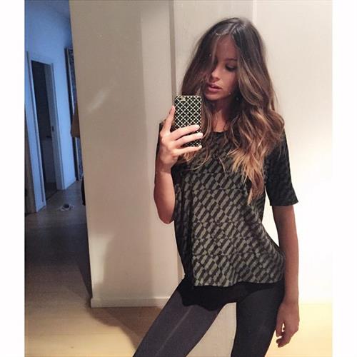 Mathilde Gøhler taking a selfie