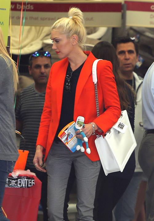 Gwen Stefani Spotted entering a store in Studio City (October 13, 2012) 