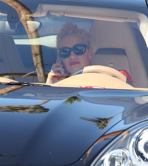Gwen Stefani Spotted entering a store in Studio City (October 13, 2012) 