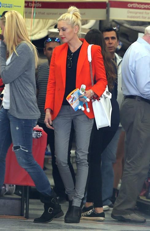 Gwen Stefani Spotted entering a store in Studio City (October 13, 2012) 