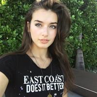 Jessica Clements taking a selfie