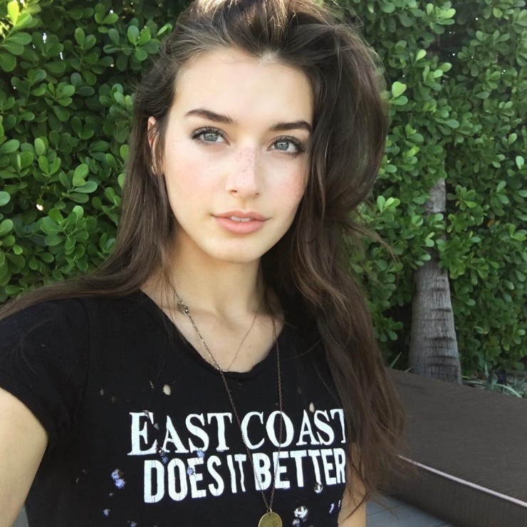Jessica Clements taking a selfie
