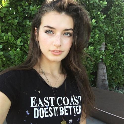Jessica Clements taking a selfie