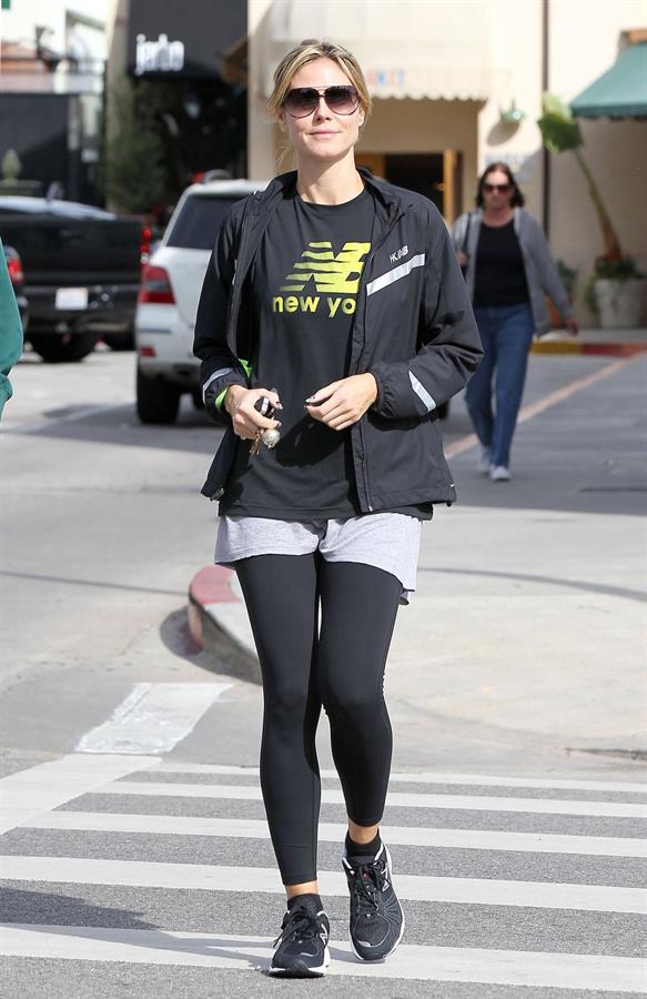 Heidi Klum Spotted leaving the gym and grabbing Starbucks in Brentwood (November 14, 2012) 