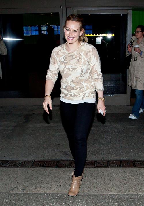 Hilary Duff arrives at Los Angeles International Airport (20.02.2013) 