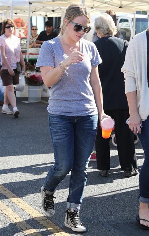 Hilary Duff Pictures Hilary Duff – Farmers Market in Studio City 11/10/13