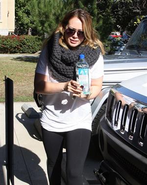 Hilary Duff Heads to pilates class in Studio City (November 20, 2012) 