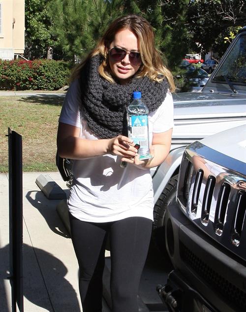 Hilary Duff Heads to pilates class in Studio City (November 20, 2012) 