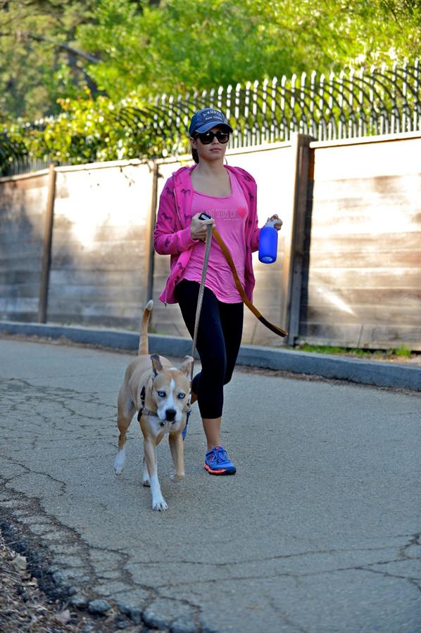 Jenna Dewan Takes her dog for a walk in Runyon Canyon, Los Angeles (November 16, 2012) 