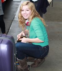 Jennette McCurdy  catching flight back to LA in Vancouver 11/3/12 