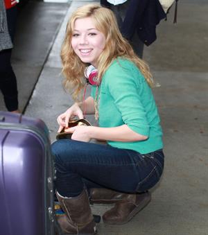 Jennette McCurdy  catching flight back to LA in Vancouver 11/3/12 