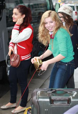 Jennette McCurdy  catching flight back to LA in Vancouver 11/3/12 