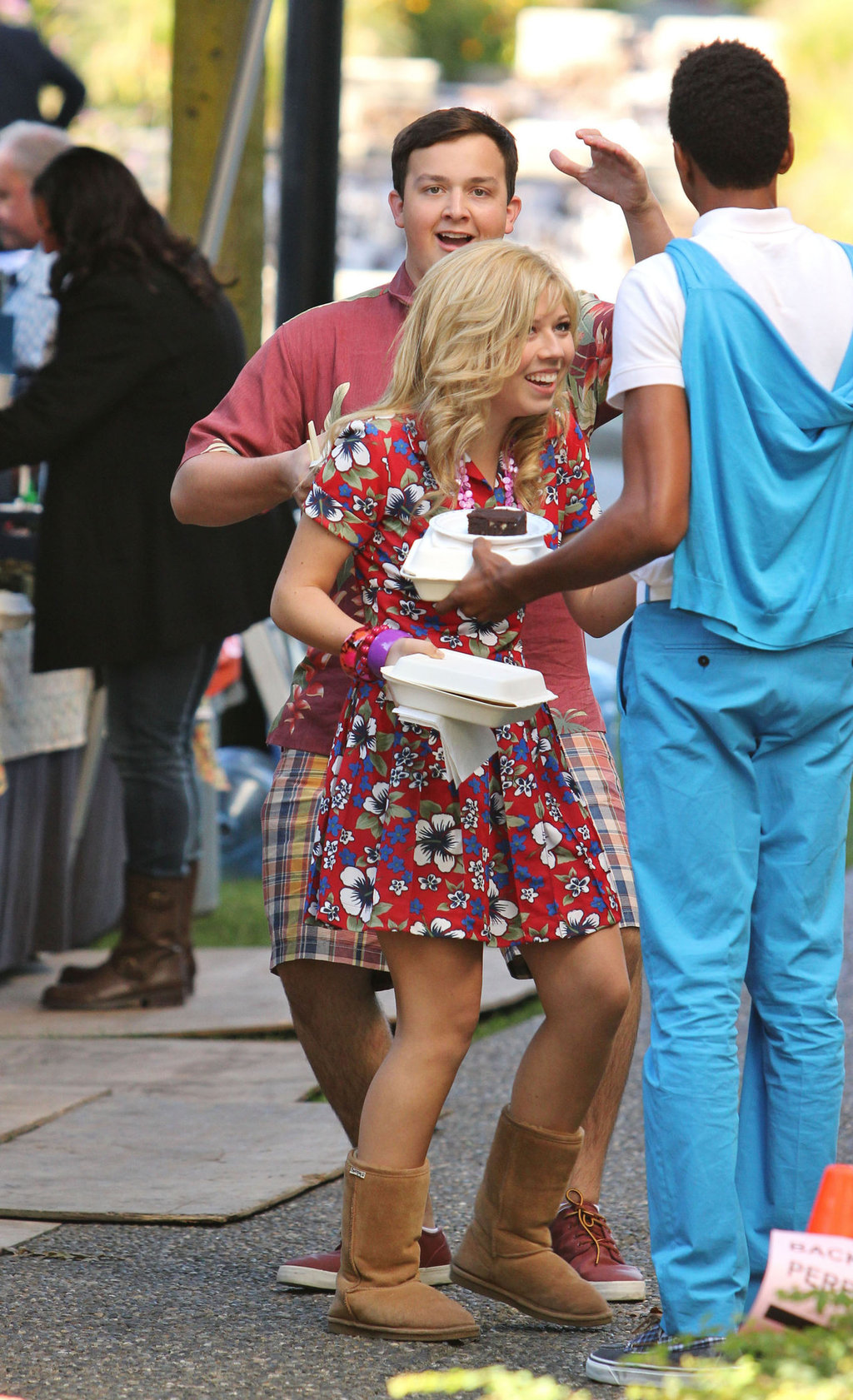 Jennette McCurdy lunch break on set of 'Swindle' in Vancouver 10/4/12 