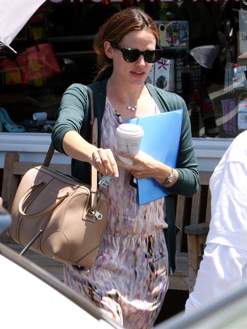 Jennifer Garner seen chatting away on her cellphone in Brentwood 