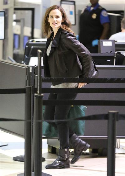 Jennifer Garner Departs LAAirport in L.A. (November 14, 2012) 