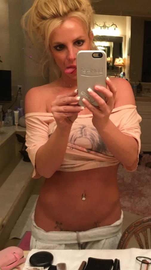 Britney Spears taking a selfie