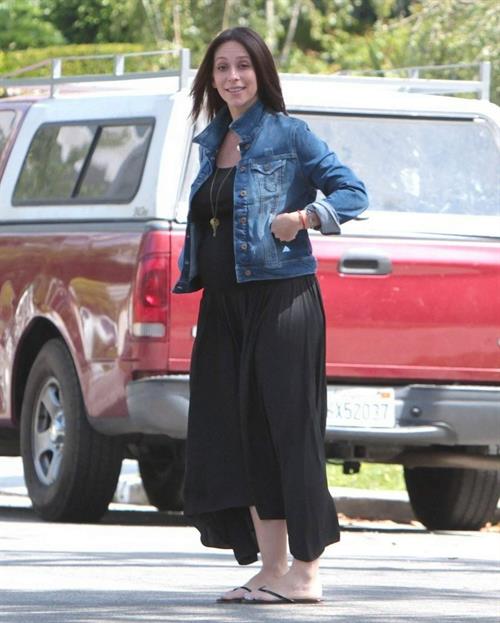 Jennifer Love Hewitt out at Starbucks in Los Angeles August 9, 2013 