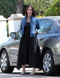 Jennifer Love Hewitt Pictures Jennifer Love Hewitt out at Starbucks in Los Angeles August 9, 2013