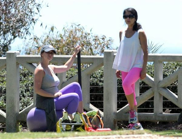 Jennifer Love Hewitt Jennifer Love Hewitt doing a yoga session in Santa Monica August 8, 2013  