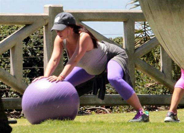 Jennifer Love Hewitt Jennifer Love Hewitt doing a yoga session in Santa Monica August 8, 2013  