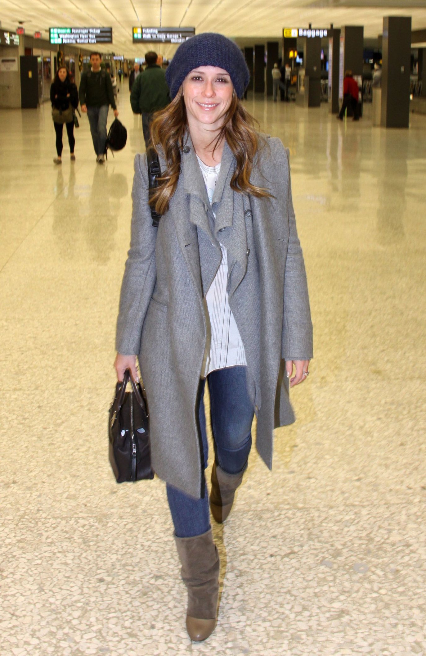 Jennifer Love Hewitt arrives on a flight at Dulles Airport in Washington, D.C. 12/22/12 
