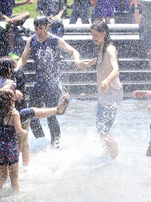 Katie Holmes Pictures Katie Holmes Films  Mania Days  in Washington Square Park (May 21, 2013)