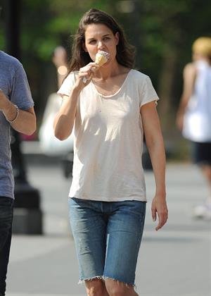 Katie Holmes Pictures Katie Holmes Films  Mania Days  in Washington Square Park (May 21, 2013)