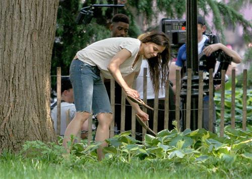 Katie Holmes Pictures Katie Holmes Films Mania Days in Washington Square Park (May 21, 2013)