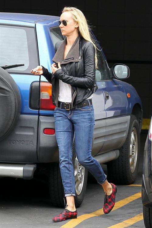Kimberly Stewart Donating a trunk full of designer clothes at Wasteland in Los Angeles (November 15, 2012) 