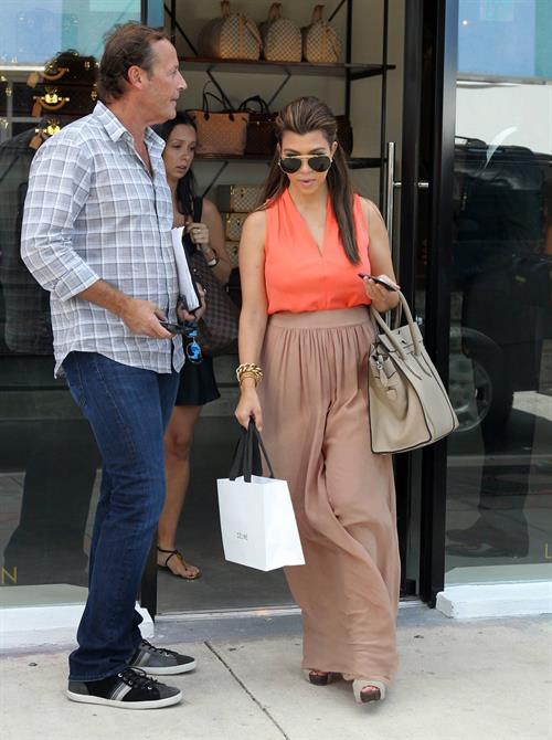 Kourtney Kardashian Pictures Kourtney Kardashian Leaving Sugarcane Restaurant with Scott Disick after lunch in Miami (October 22, 2012)