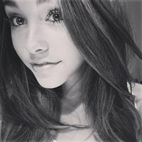 Madison Beer taking a selfie