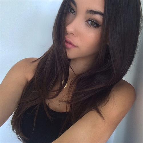 Madison Beer taking a selfie