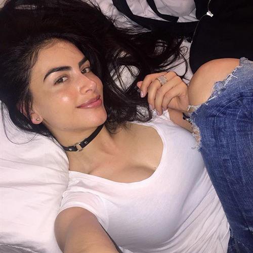 Jessica Cediel taking a selfie