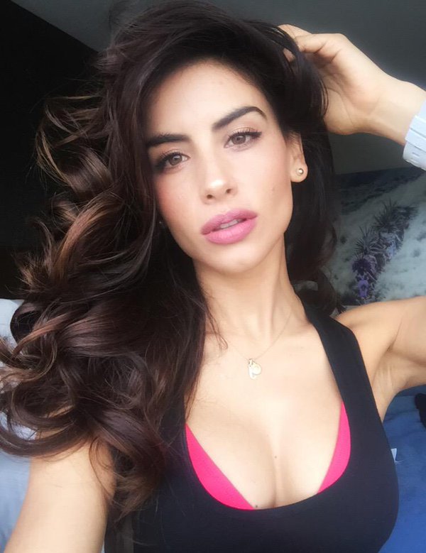 Jessica Cediel taking a selfie