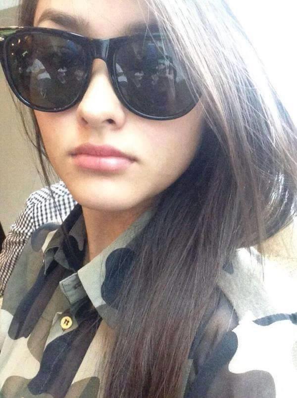 Liza Soberano taking a selfie