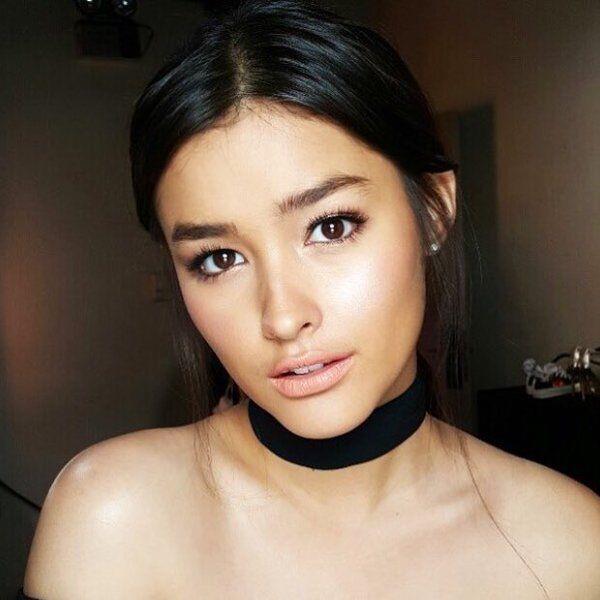 Liza Soberano taking a selfie