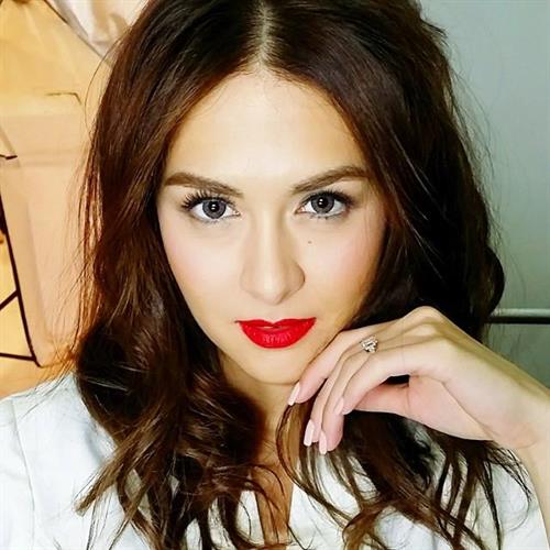 Marian Rivera taking a selfie