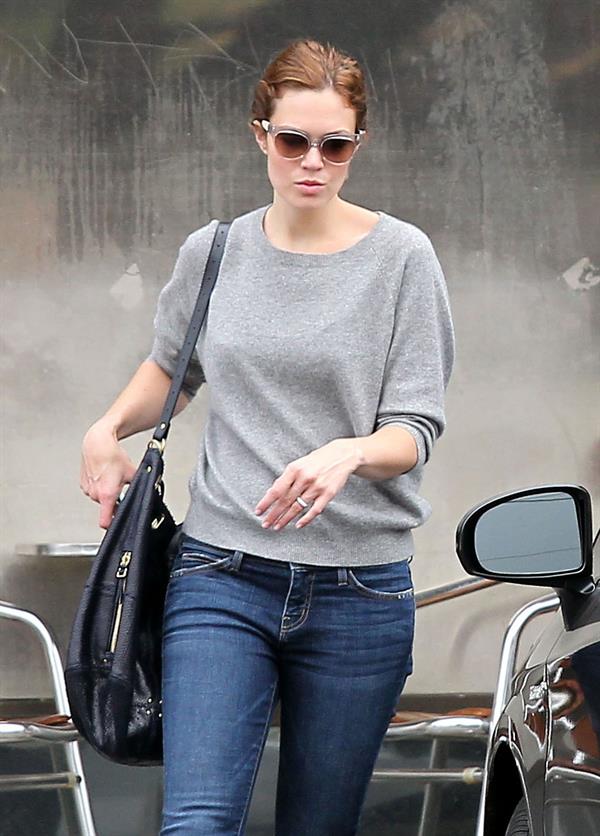 Mandy Moore - Stopping By A Dry Cleaners - August 25, 2012