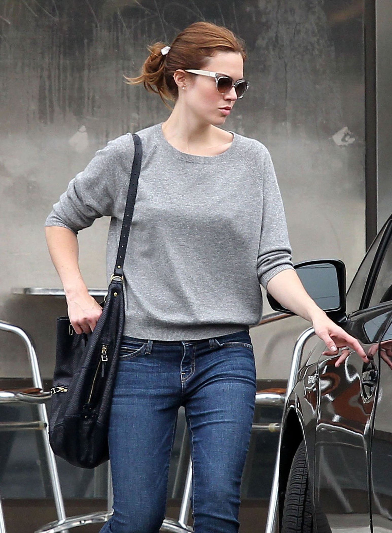 Mandy Moore - Stopping By A Dry Cleaners - August 25, 2012