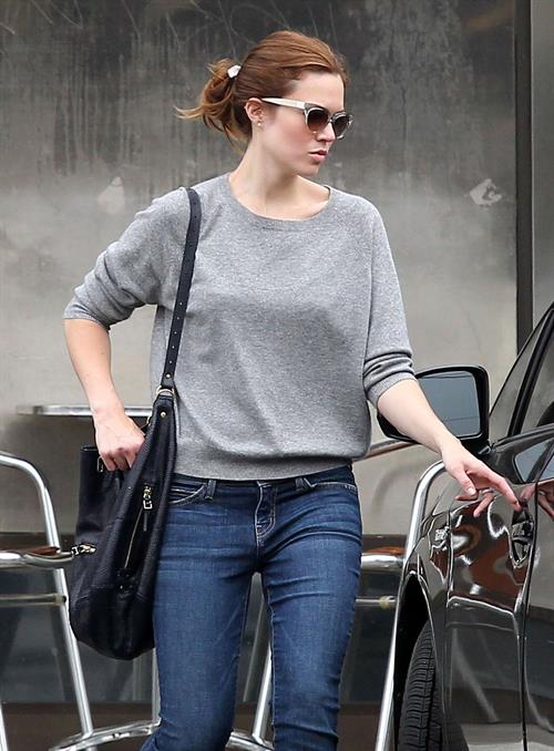 Mandy Moore - Stopping By A Dry Cleaners - August 25, 2012