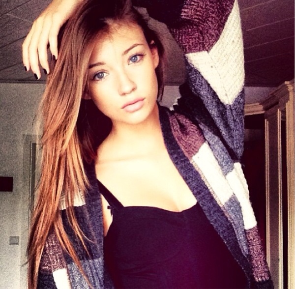 Lorena Rae taking a selfie