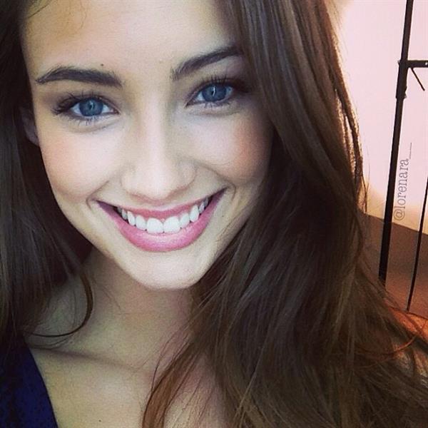 Lorena Rae taking a selfie