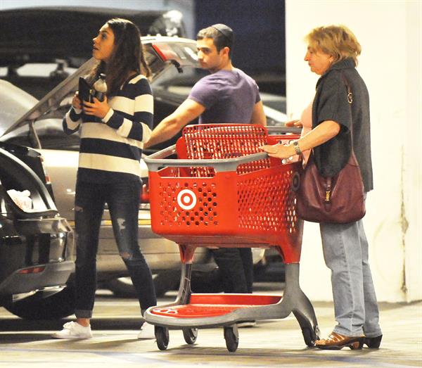 Mila Kunis - Caught with her mother and a shopping cart on a parking place in Los Angeles (04.02.2013) 