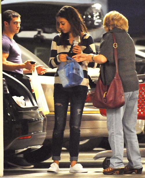 Mila Kunis - Caught with her mother and a shopping cart on a parking place in Los Angeles (04.02.2013) 