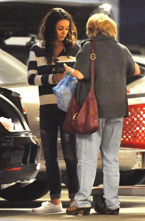 Mila Kunis - Caught with her mother and a shopping cart on a parking place in Los Angeles (04.02.2013) 