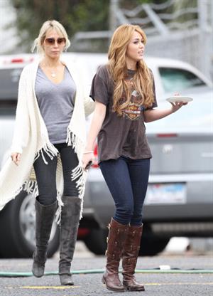 Miley Cyrus set of So Undercover in New Orleans 12/15/10 Gal Number : 2012110918280513c8-14