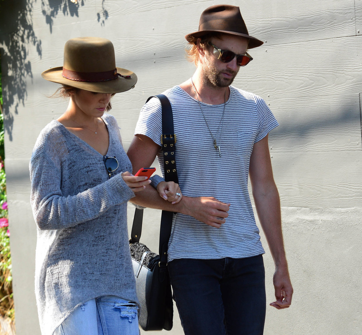 Nikki Reed spotted in ripped jeans in Venice (05.06.2013) 