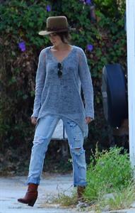 Nikki Reed spotted in ripped jeans in Venice (05.06.2013) 