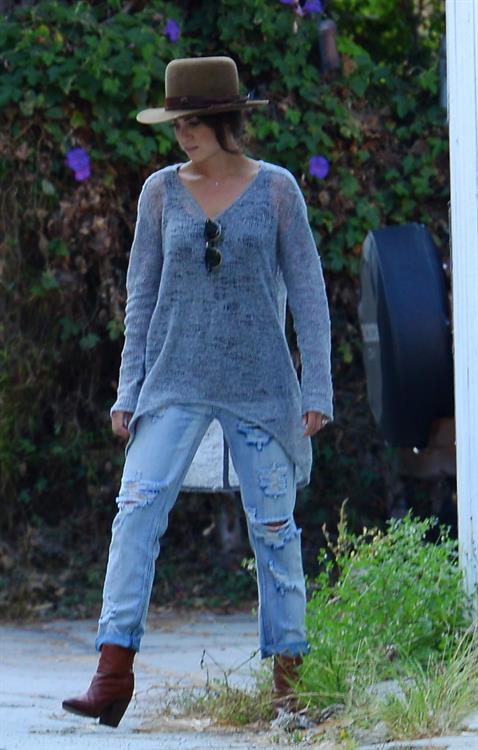 Nikki Reed spotted in ripped jeans in Venice (05.06.2013) 