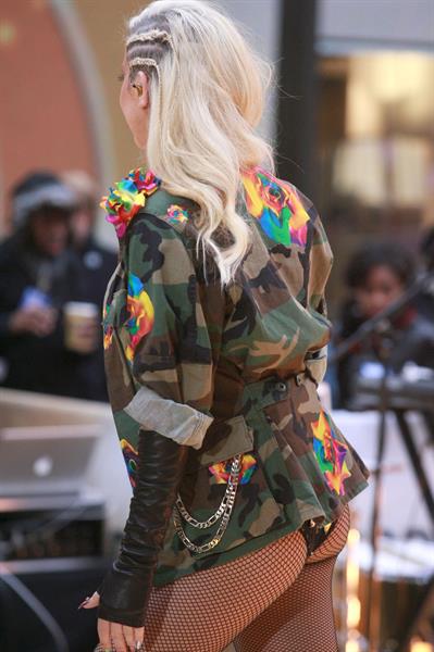 Kesha Performs on the Today Show in New York City (November 20, 2012) 